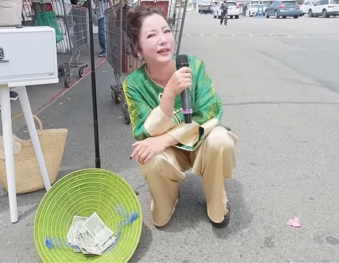 Thúy Nga tự tin hát giữa chợ ở Mỹ. (Ảnh chụp màn hình từ YouTube Thúy Nga Channel)