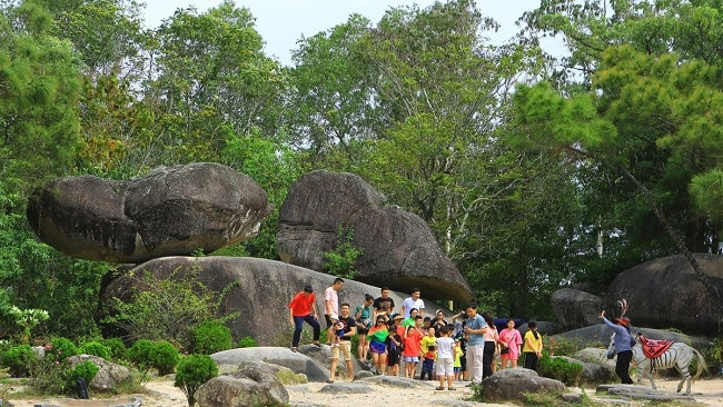 Khi đến với hòn Trống Mái trên dãy núi Trường Lệ ở Sầm Sơn du khách đều lưu lại những bức ảnh kỷ niệm&nbsp;