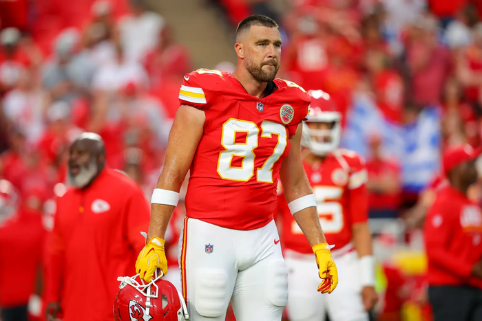 Travis Kelce không thể đồng hành cùng Taylor Swift tại MTV VMAs 2026 vì lịch thi đấu.