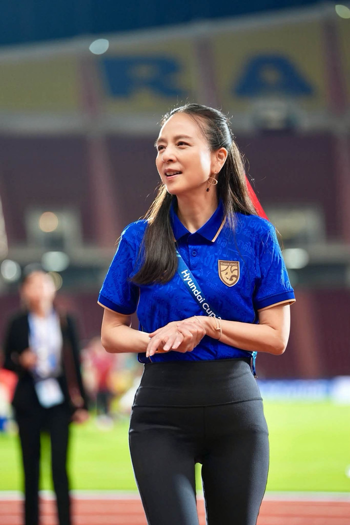 Trước trận đấu được xem là tâm điểm của FIFA ASEAN Cup 2026, nhiều CĐV Thái Lan bày tỏ sự tức giận với Madam Pang và Liên đoàn Bóng đá Thái Lan (FAT). Ảnh: Madam Pang