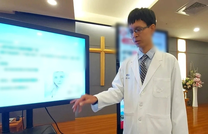 Bác sĩ Lữ Thúc Hân, chuyên khoa Thần kinh của Bệnh viện Tưởng niệm Mã Giai Đài Đông, chia sẻ trường hợp một bệnh nhân bị co giật không tự chủ ở tay phải, đồng thời thay đổi tính cách khiến gia đình tưởng rằng anh bị “trúng tà”. Sau khi kiểm tra, các bác sĩ phát hiện bệnh nhân mắc viêm màng não - não. Ảnh: Bệnh viện Tưởng niệm Mã Giai Đài Đông cung cấp.