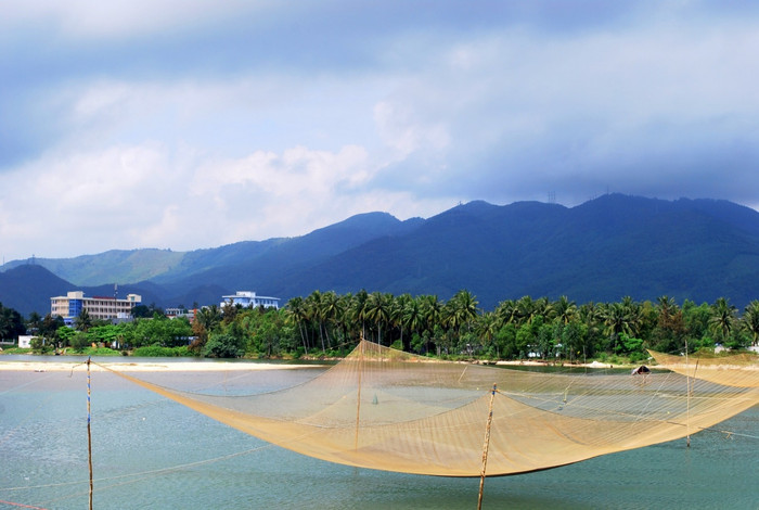 Khung cảnh vừa có biển, vừa có núi rừng ở Nam Ô. Ảnh: Tạp chí Du lịch TP. Hồ Chí Minh