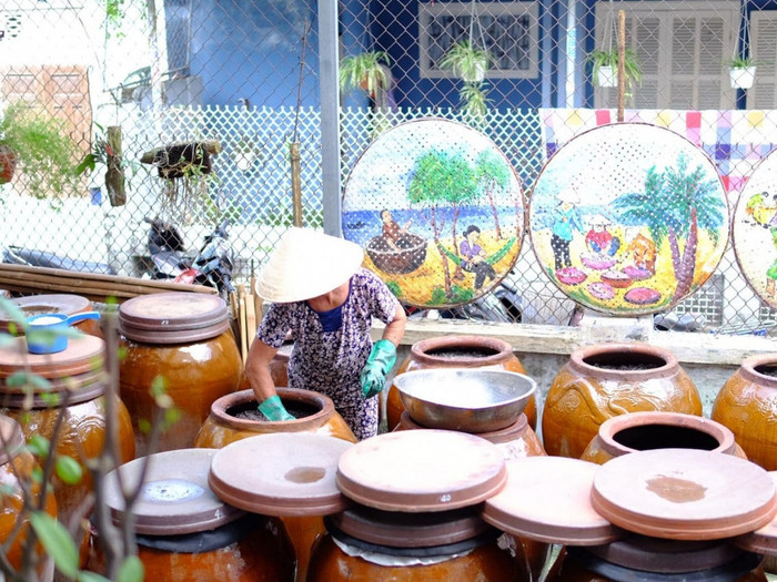 Nước mắm Nam Ô truyền thống được người dân sản xuất thủ công (Nguồn: Sưu tầm)&nbsp;