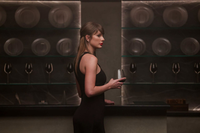 Taylor Swift tri ân Dakota Johnson, Colin Farrell sau màn kết hợp đặc biệt Ảnh 1