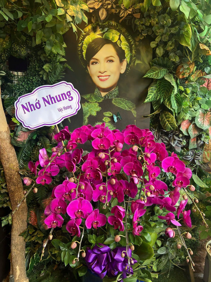 Việt Hương tưởng nhớ Phi Nhung.