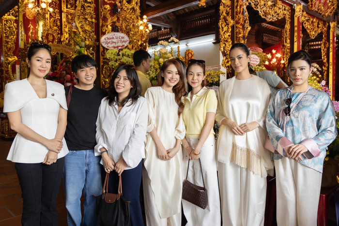 &nbsp;Nhã Phương góp mặt bên các thành viên của đoàn phim Chị Hai.&nbsp;