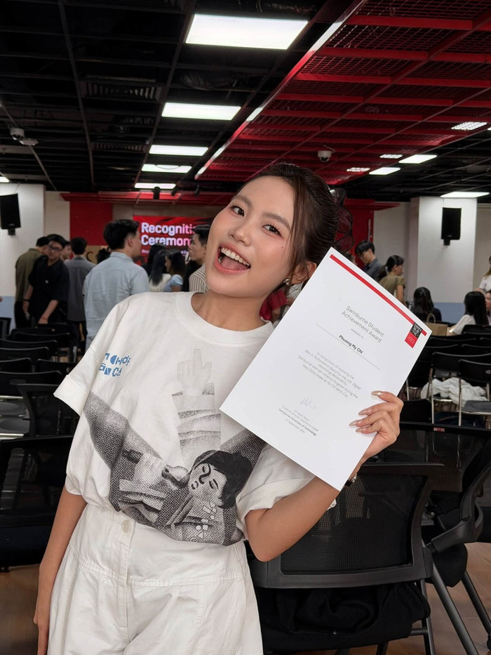 Bên cạnh thành công trong âm nhạc, Phương Mỹ Chi còn có thành tích học tập đáng ngưỡng mộ.