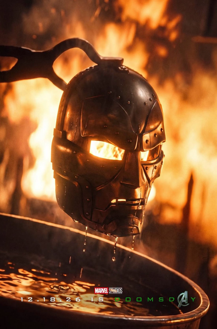Victor Von Doom rèn chiếc mặt nạ của mình.
