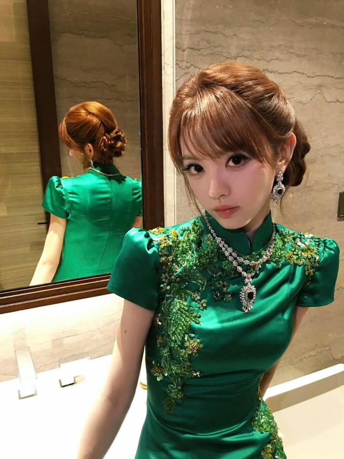 Bộ ảnh Điền Hi Vi diện sườn xám xanh lục gây chú ý khi đạt 10 triệu lượt tim trên Douyin.