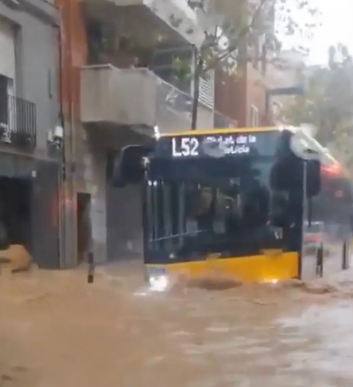 Mưa lớn, lũ quét nhấn chìm nhiều điểm du lịch Tây Ban Nha, hơn 100 chuyến bay bị hủy Ảnh 1
