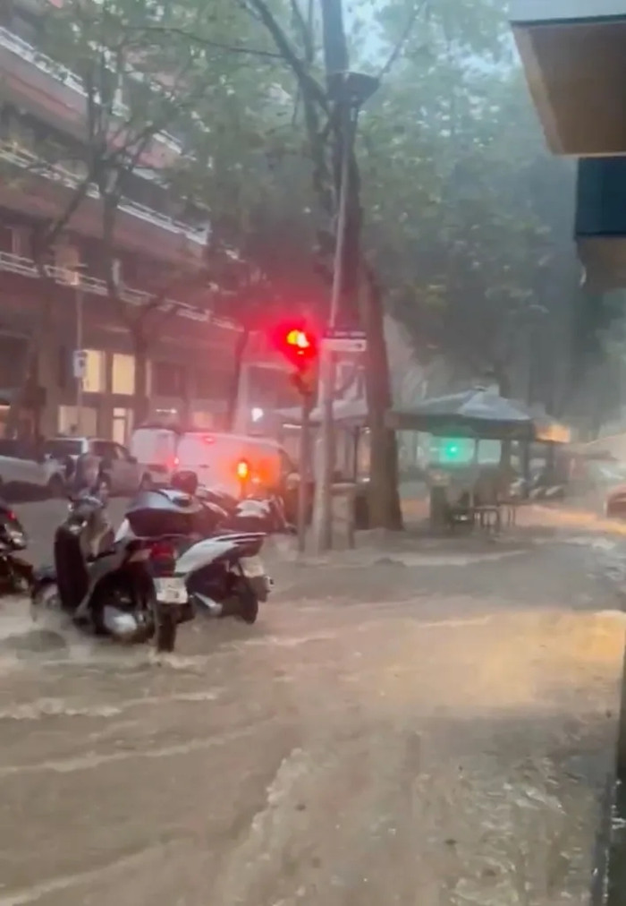 Mưa lớn, lũ quét nhấn chìm nhiều điểm du lịch Tây Ban Nha, hơn 100 chuyến bay bị hủy Ảnh 5