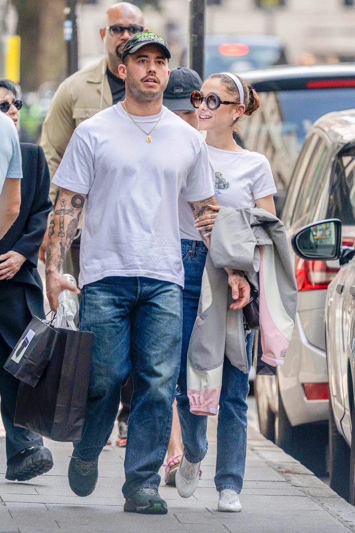 Ariana Grande đang dành thời gian nghỉ ngơi tại Los Angeles bên bạn trai Ricky Alvarez.