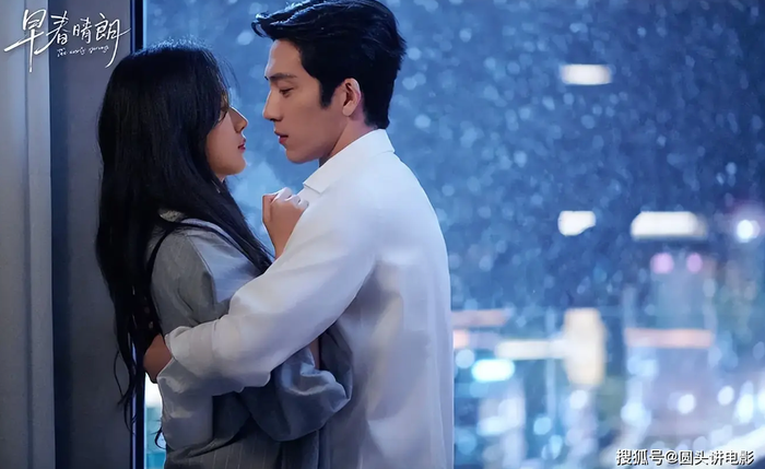Đầu Xuân Tươi Sáng đứng thứ tư trong danh sách. Bộ phim nhận được những đánh giá tương đối tích cực từ một bộ phận khán giả nhờ cách điều chỉnh tuyến nhân vật và tình cảm so với nguyên tác. Hình tượng nam chính được xây dựng theo hướng có thêm chiều sâu, trong khi nữ chính không hoàn toàn rơi vào trạng thái phụ thuộc tình cảm, qua đó tạo điều kiện để mối quan hệ giữa hai người phát triển tự nhiên hơn. Sự kết hợp giữa Tỉnh Bách Nhiên và Tôn Thiên cũng được đánh giá là có sức hút, đặc biệt trong những phân cảnh tình cảm giàu cảm xúc. Dù cách thể hiện nhân vật và câu chuyện có thể tạo ra những cách nhìn khác nhau, bộ phim vẫn có điểm đáng chú ý ở quá trình phát triển mối quan hệ giữa hai nhân vật chính.