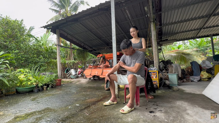 Tiết Cương được vợ kém 26 tuổi cắt tóc trước khi đi Mỹ 3 tuần.
