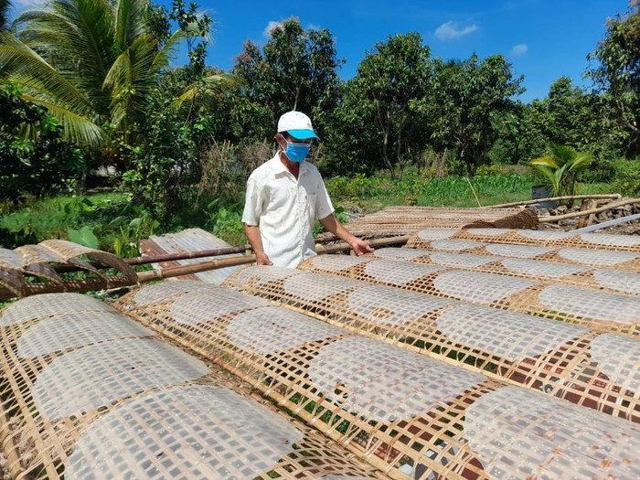 Khung cảnh ở làng nghề làm bánh tráng Cù Lao Mây ở Vĩnh Long. Ảnh: Sưu tầm