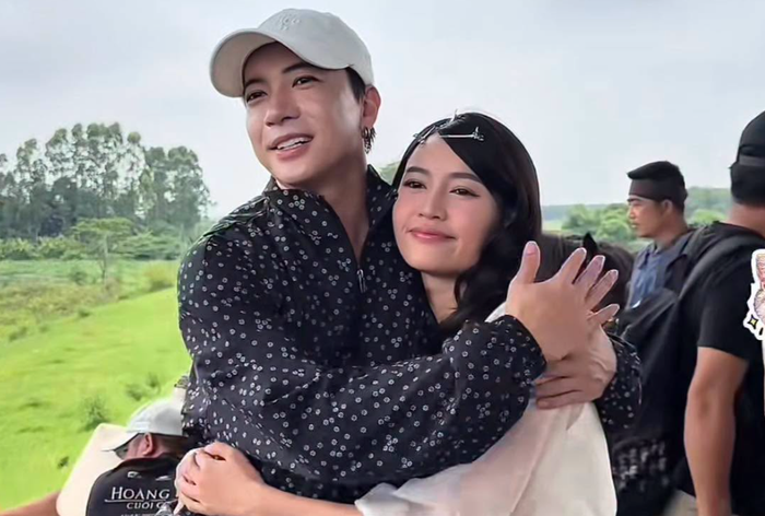 S.T Sơn Thạch gây chú ý khi đến phim trường thăm Ninh Dương Lan Ngọc.