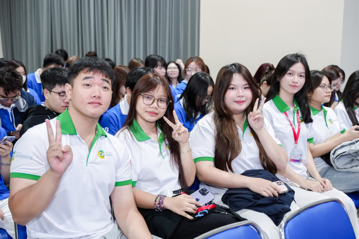 Ngày khai giảng đặc biệt của 3 thủ khoa đầu vào của Trường ĐH Kinh tế - Tài chính TP.HCM Ảnh 2
