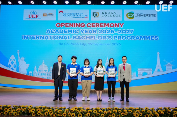 Các sinh viên và tân sinh viên có thành tích nổi bật được vinh danh. Ảnh: Nhà trường cung cấp