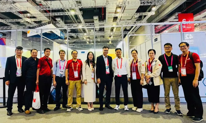 Trước đó, Thứ trưởng Bộ GDĐT Lê Quân đến các khu thi nghề để động viên thí sinh. Ảnh: MOET