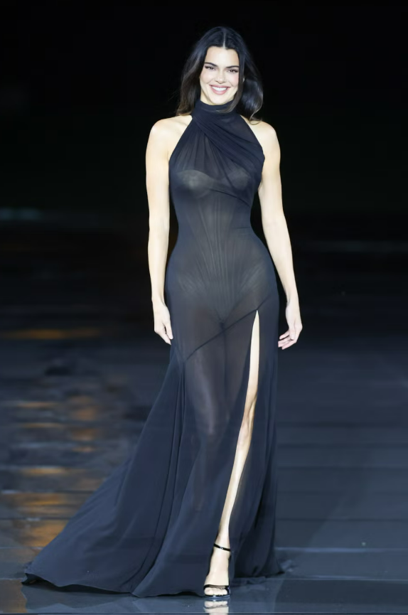 Kendall Jenner trở thành tâm điểm tại show thời trang L'Oréal Paris 2026. Ảnh: Getty Images