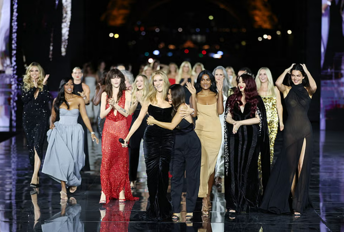 Kendall Jenner xuất hiện cùng loạt tên đình đám trên sàn catwalk như Viola Davis, Cara Delevingne, Eva Longoria, Simone Ashley... Ảnh: Getty Images