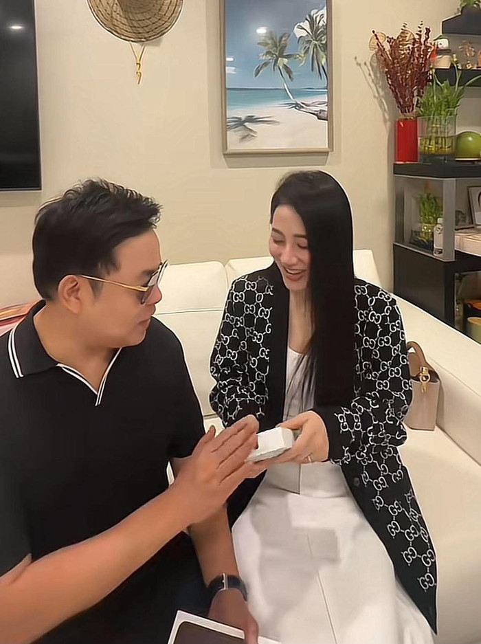 Tố My vỡ òa hạnh phúc khi Quang Lê tặng quà.