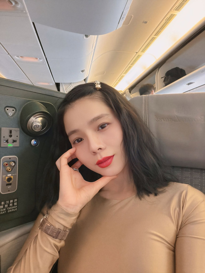 Lệ Quyên đang có chuyến lưu diễn dài ngày tại nước ngoài.