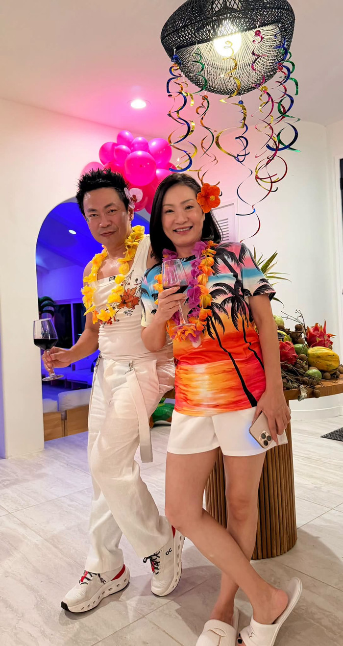 Diễn viên hài Hoài Tâm chúc mừng sinh nhật Hồng Đào. Cả hai tham gia một buổi tiệc vui vẻ bên bạn bè thân thiết.