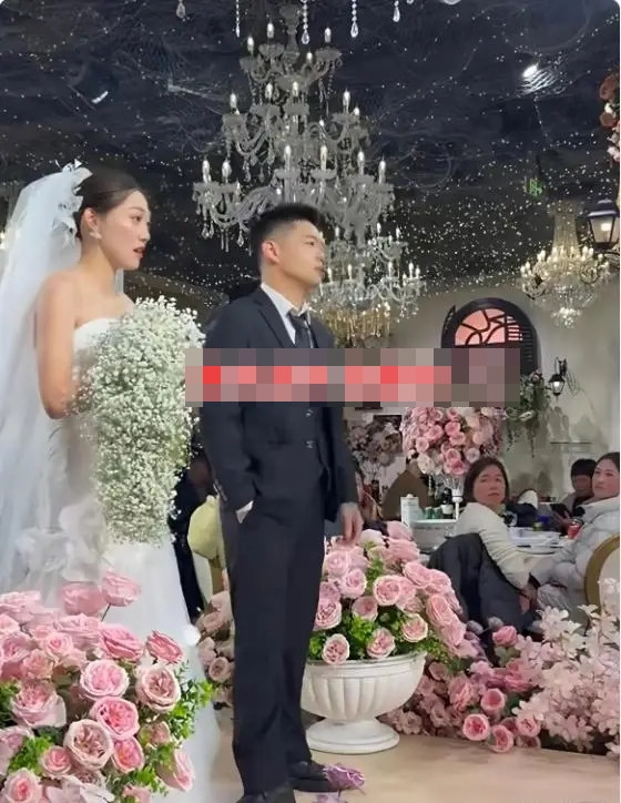 Chú rể xuất hiện với gương mặt không cảm xúc trong đám cưới, khoảnh khắc bên cô dâu gây chú ý Ảnh 3