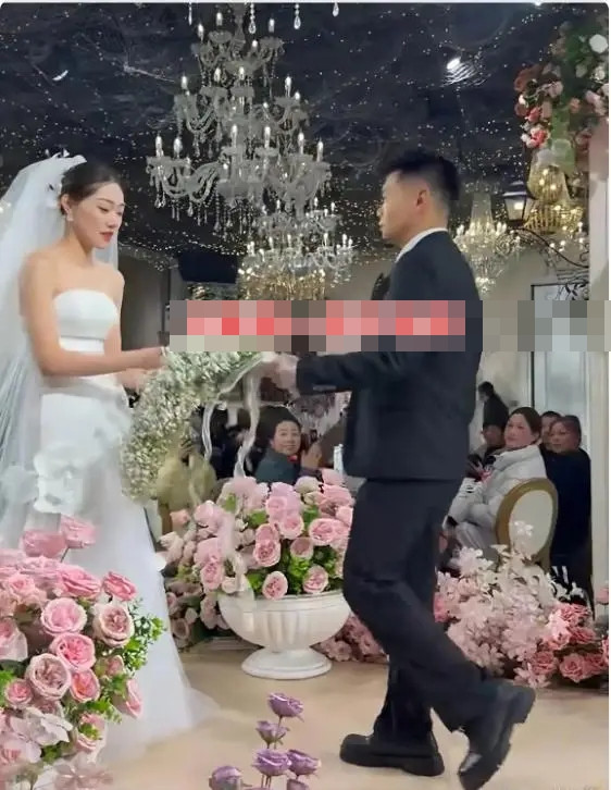 Chú rể xuất hiện với gương mặt không cảm xúc trong đám cưới, khoảnh khắc bên cô dâu gây chú ý Ảnh 2