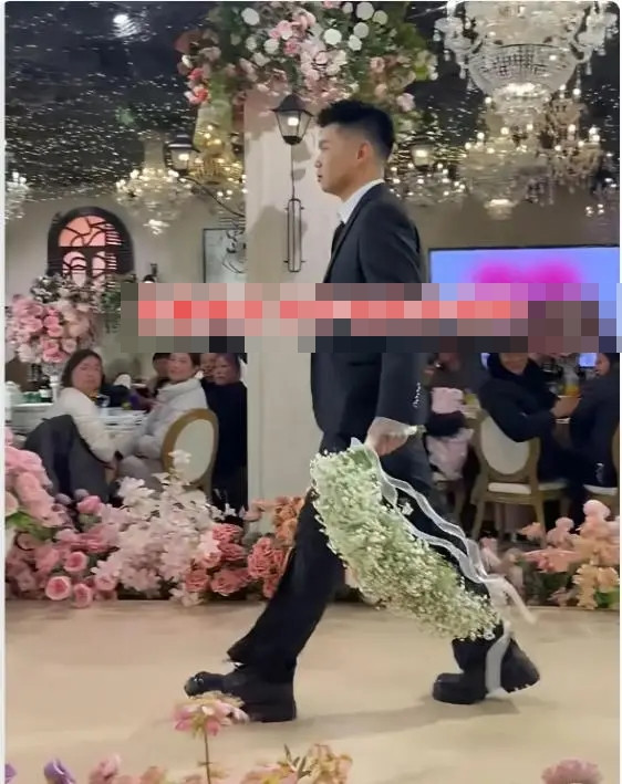 Chú rể xuất hiện với gương mặt không cảm xúc trong đám cưới, khoảnh khắc bên cô dâu gây chú ý Ảnh 1