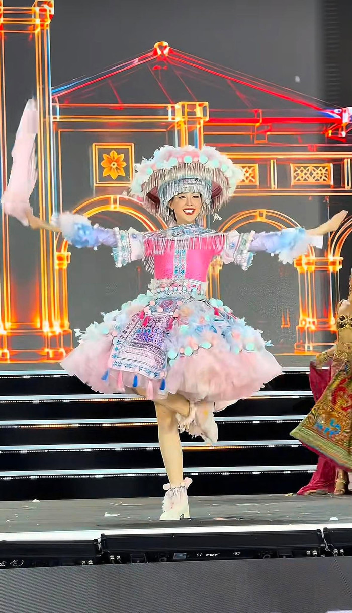 Bảo Ngọc rạng rỡ trong phần Dance Of The World thuộc Miss World.