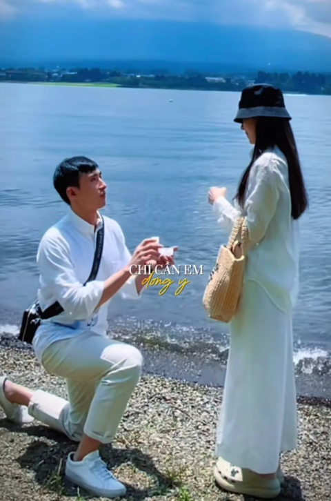 &nbsp;Diễn viên Midu đăng tải đoạn clip ghi lại khoảnh khắc được chồng là thiếu gia Minh Đạt cầu hôn.