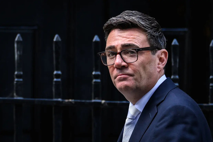 Thủ tướng Andy Burnham rời số 10 phố Downing để phát biểu trước Hạ viện vào ngày 01 tháng 9 năm 2026 tại London, Anh. (Ảnh:&nbsp;Getty Images).