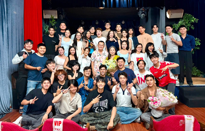 NSND Kim Xuân đến lớp diễn xuất của NSƯT Hữu Châu, dành thời gian trò chuyện và chia sẻ kinh nghiệm với các diễn viên trẻ. Ảnh: FBNV