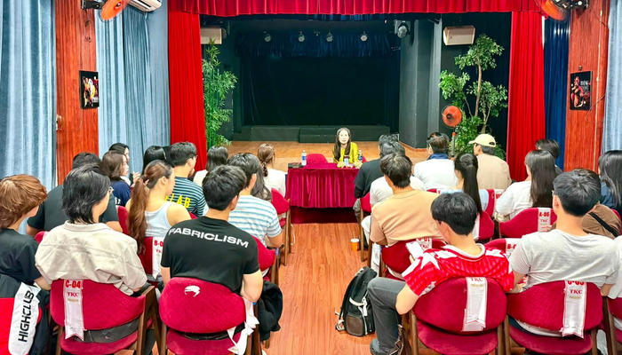 NSND Kim Xuân có buổi giao lưu đặc biệt cùng các học trò của NSƯT Hữu Châu, mang đến những câu chuyện thực tế về nghề diễn. Ảnh: FBNV