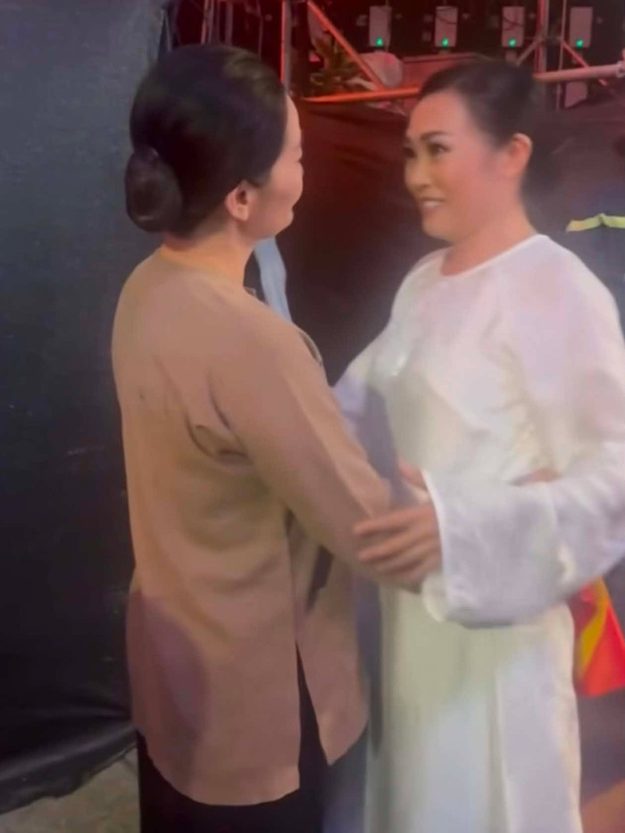 Khoảnh khắc ca sĩ Phương Thanh và NSƯT Hạnh Thúy ôm nhau tình cảm ở hậu trường đêm nhạc.