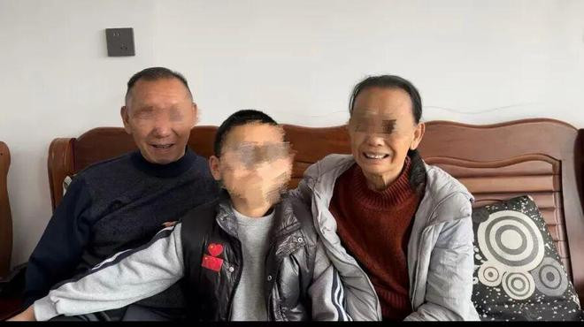 Con trai qua đời, cha mẹ bàng hoàng phát hiện cháu nội 8 tuổi không cùng huyết thống Ảnh 1