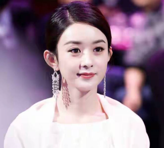 Sau nhiều năm hoạt động, Triệu Lệ Dĩnh không chỉ duy trì sức hút trên màn ảnh mà còn là gương mặt được nhiều thương hiệu lựa chọn.