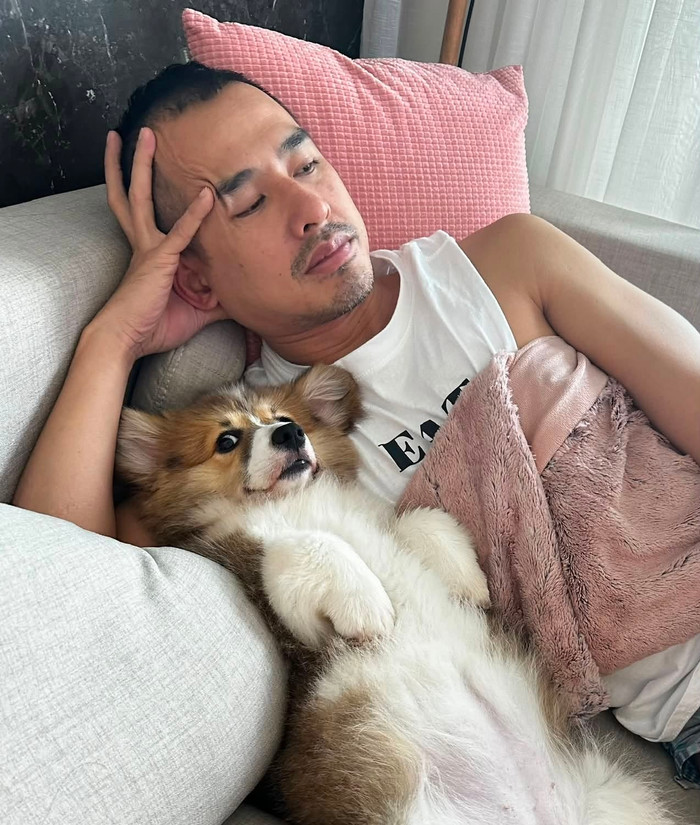 Lương Thế Thành chia sẻ khoảnh khắc đời thường bên cún cưng cách đây vài năm. Nam diễn viên hài hước gọi đây là 'một chuyện tình'.