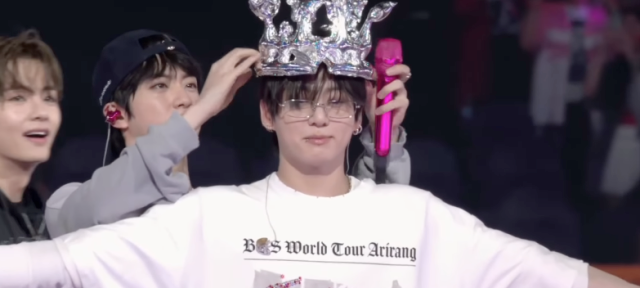 Jin trực tiếp đội vương miện lên cho Jungkook.&nbsp;