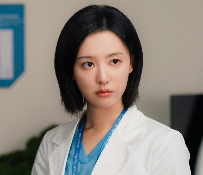 Kim Ji Won hóa thân thành bác sĩ phẫu thuật thiên tài Gye Soo Jung trong Doctor X. Ảnh: SBS