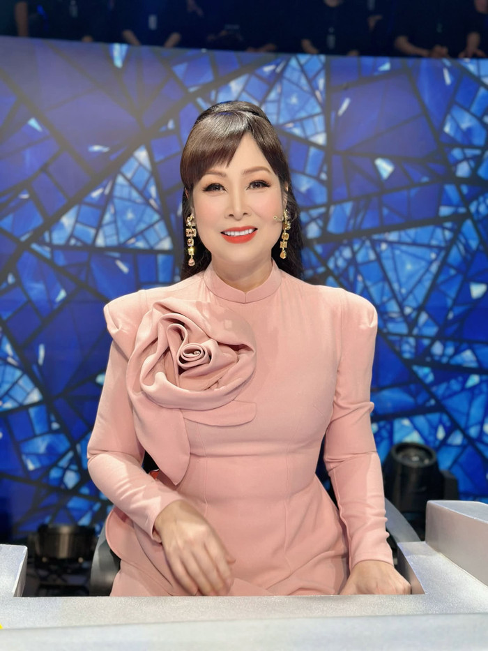 Thành công hơn 165 tỷ đồng trở thành bước đệm quan trọng, giúp NSND Hồng Vân được khán giả chú ý hơn với vai trò diễn viên điện ảnh.