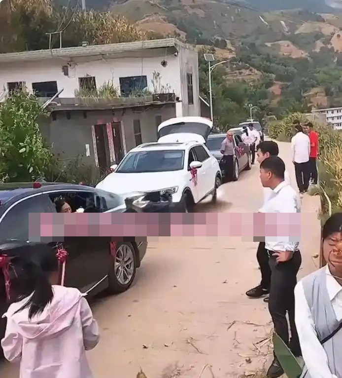 Cô dâu bị chồng cũ chặn xe ngay trong đám cưới, sự thật phía sau gây tranh cãi Ảnh 1