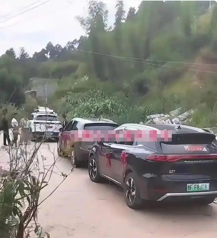 Cô dâu bị chồng cũ chặn xe ngay trong đám cưới, sự thật phía sau gây tranh cãi Ảnh 2