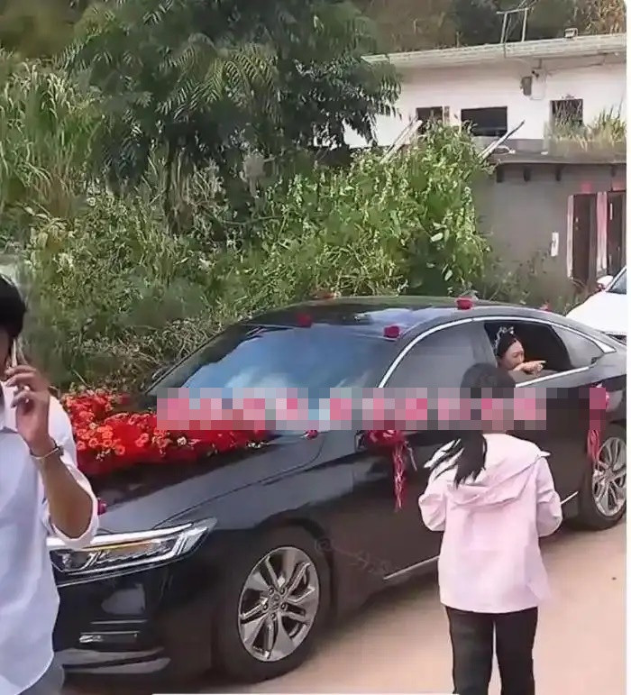 Cô dâu bị chồng cũ chặn xe ngay trong đám cưới, sự thật phía sau gây tranh cãi Ảnh 3
