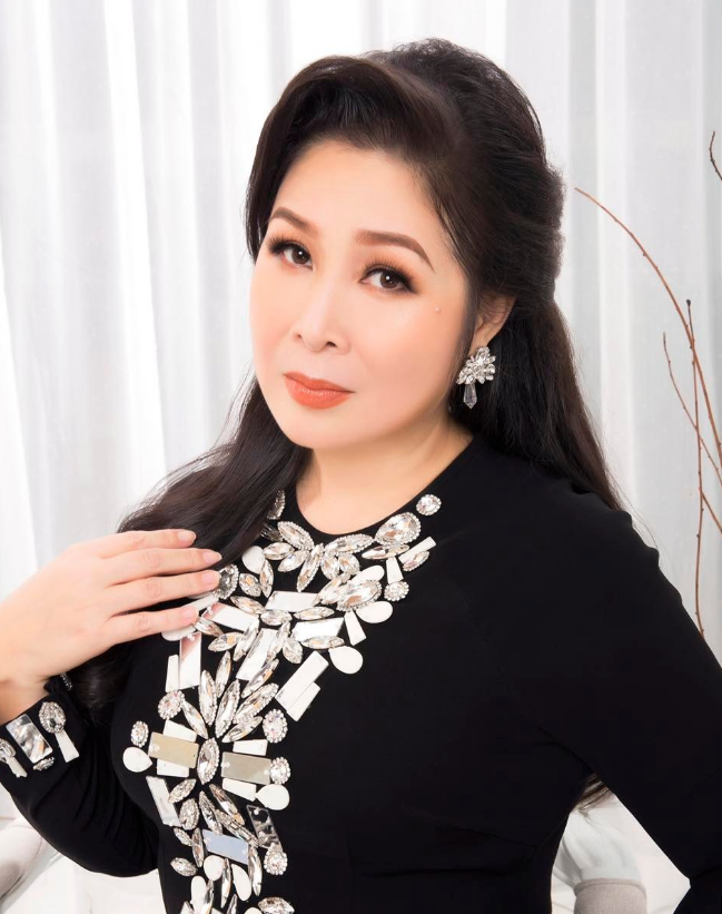 Sau thời gian vắng bóng màn ảnh nhỏ, NSND Hồng Vân tiếp tục hoạt động sôi nổi ở sân khấu và điện ảnh.