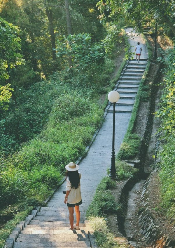 Du khách đi dạo bộ, thưởng thức cảnh đẹp ở Núi Quyết. Ảnh: Sưu tầm