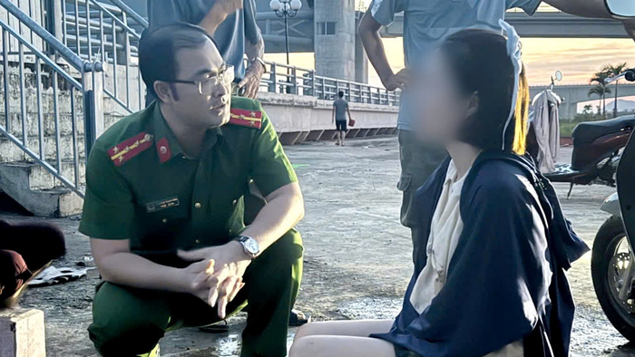 Cán bộ, chiến sĩ Công an xã Nga Sơn kịp thời có mặt, động viên người phụ nữ ổn định tinh thần. Ảnh:&nbsp; Cổng TTĐT Bộ Công an&nbsp;