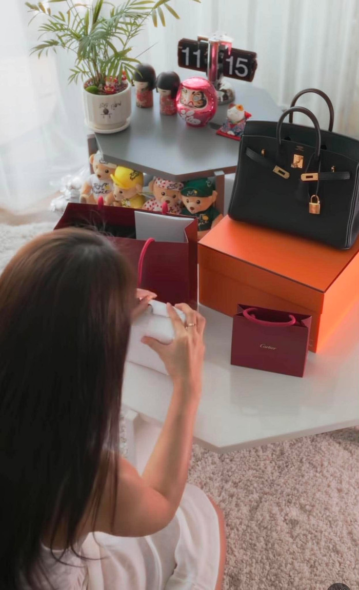 Khả Ngân hạnh phúc khui quà từ Nhan Phúc Vinh.